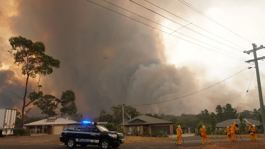 Green Wattle Creek bushfire moves toward the Southern Highlands township of Yanderra.